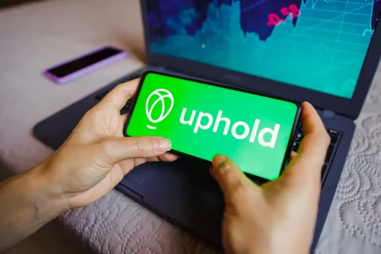 How much does Uphold charge to buy Bitcoin?